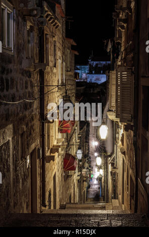 Altstadt mittelalterliche Gasse in Dubrovnik in der Nacht mit Laternen auf eine alte Blick über die Stadt Stockfoto