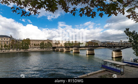 Die Fußgängerzone "Pont des Arts' Brücke führt zum Louvre Palast, wo Liebhaber auf der ganzen Welt eingesetzt wird ihre Liebe Anspannen einer Sperre auf es und t zu feiern. Stockfoto