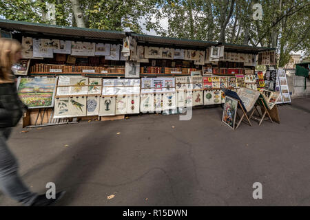 PARIS, 27. Oktober 2018 - Historische Bücher Shop, Bücher, Skizzen, Gemälde und Bilder von Paris, am Rande des Flusses Seine verkaufen Stockfoto