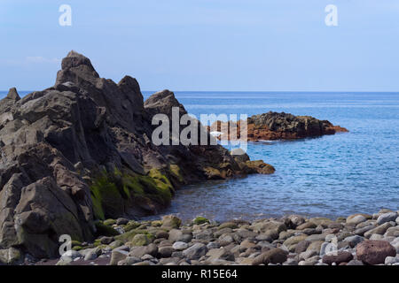 Felsformation an der Küste der portugiesischen Insel Madeira. Diese Formation ist in der Nähe von Praia Formosa Strand in Sao Martinho entfernt Stockfoto