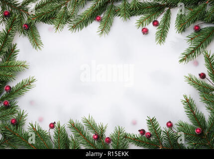 Weihnachten Grenze. Rahmen aus Tannenzweigen und Stechpalme Beeren. Flach, Ansicht von oben. Kopieren Sie Platz für Text. Feier Hintergrund Stockfoto