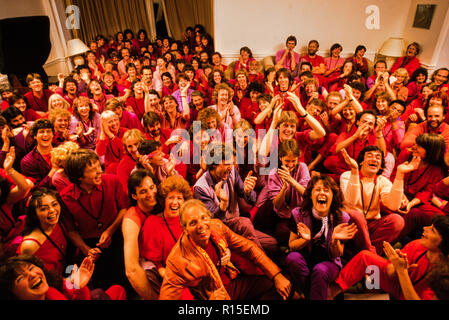 Sonntag Nacht treffen der Anhänger der Bhagwan Shree Rajneesh religiösen Kult Medina Rajneesh Neo Sannyas Kommune 1984 England England Stockfoto