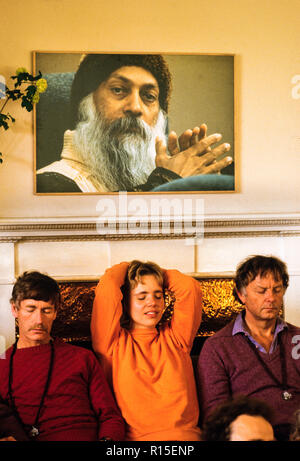 Die Anhänger der Bhagwan Shree Rajneesh religiösen Kult Medina Rajneesh Neo Sannyas Gemeinde meditieren England UK 1984 Stockfoto