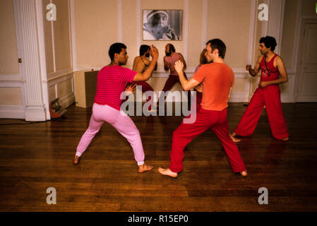 Die friedenstruppe Karatetraining Anhänger der Bhagwan Shree Rajneesh religiösen Kult Medina Rajneesh Neo Sannyas Kommune 1984 England England Stockfoto