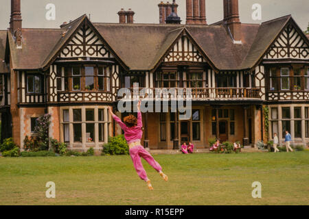 Herringswell Manor Anhänger und Besucher der Bhagwan Shree Rajneesh Religiöser Kult Medina Rajneesh Neo Sannyas Commune exercising1984 England Großbritannien Stockfoto