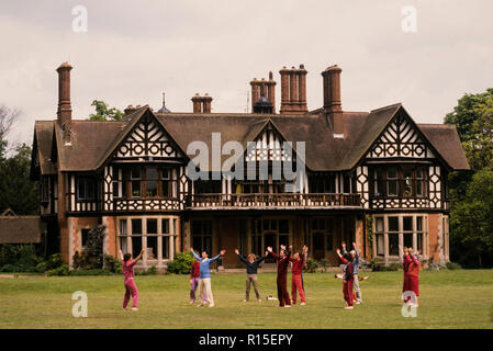 Herringswell Manor Anhänger und Besucher der Bhagwan Shree Rajneesh Religiöser Kult Medina Rajneesh Neo Sannyas Commune exercising1984 England Großbritannien Stockfoto