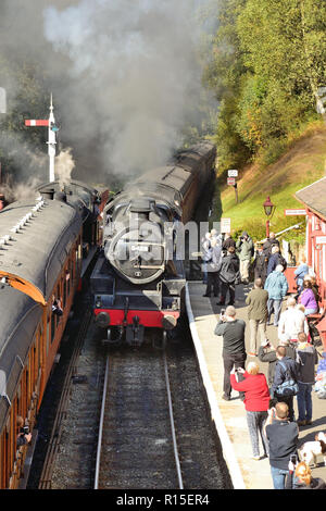 Dampfzug, der während eines geschäftigen Galawochenendes auf der North Yorkshire Moors Railway am Bahnhof Goathland ankommt, 29th. September 2018. Stockfoto