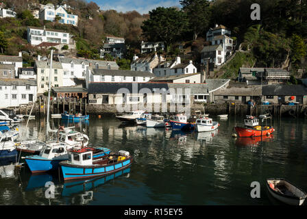 Blick auf den hübschen historischen Cornish Fischerdorf Polperro mit dem Hafen, Fischerboote und Fisherman's Cottages im Sonnenschein von Ende Sommer. Stockfoto