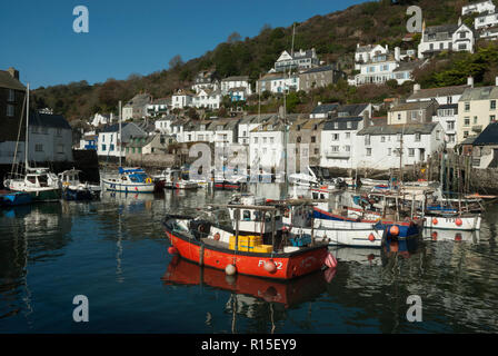 Blick auf den hübschen historischen Cornish Fischerdorf Polperro mit dem Hafen, Fischerboote und Fisherman's Cottages im Sonnenschein von Ende Sommer. Stockfoto