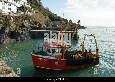 Eine typische Cornish Fischerboot zu sehen, die aus der historischen Cornish Fischerdorf Polperro, Cornwall, UK. Stockfoto