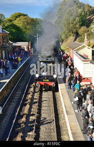 Dampfzug mit Ankunft am Bahnhof Goathland, gezogen durch Besuch der Battle of Britain Klasse Nr. 34081 '92 Squadron' am 29th. September 2018. Stockfoto