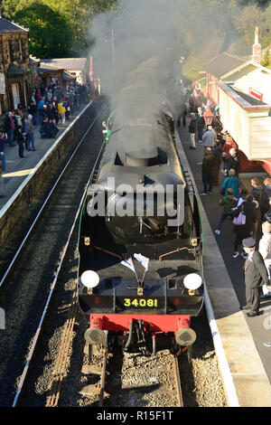 Dampfzug mit Ankunft am Bahnhof Goathland, gezogen durch Besuch der Battle of Britain Klasse Nr. 34081 '92 Squadron' am 29th. September 2018. Stockfoto