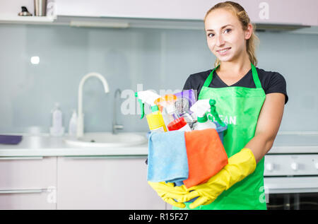 Junge Frau mit Schaufel mit Gruppe von Reinigungsmittel für natürliche und umweltfreundliche Reinigung. Hausrat, aufräumen, cleanin Stockfoto