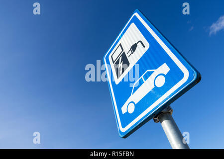 Holländische Straße: Elektrofahrzeug Ladestation Stockfoto