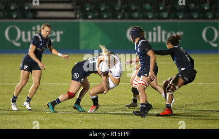 England's Carys Williams (Mitte) ist durch die USA Emily Henrich (Zweite links) Während der Quilter Länderspiel bei der Allianz Park, London in Angriff genommen. Stockfoto