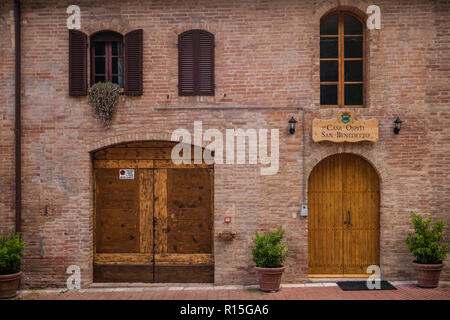 Casa Ospiti San Benedetto Gebäude, die Abtei von Monte Oliveto Maggiore (Benediktiner Kloster), Toskana, Italien Stockfoto