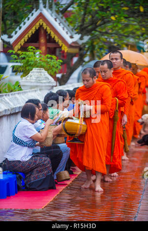 Buddhistische Almosen, die in Luang Prabang Laos Zeremonie abgaben Stockfoto