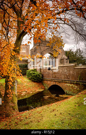 Herbst Farben bei thurland Burg auf dem Lancashire/Yorkshire Grenze. Nikon D850, Nikkor 24-120 VR f4.0 Objektiv @ 28mm, f=8,0, 1/8 Sekunde, ISO 64, Handhe Stockfoto