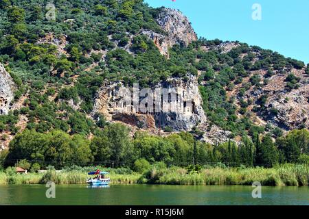 Die lykischen Felsengräber/Kaunian im Berg über dem Fluß Dalyan. Stockfoto