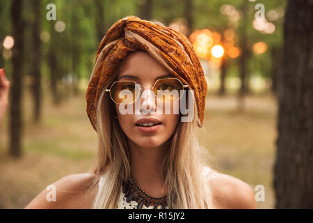 Foto der Schönen hippie Frau mit stilvollen Accessoires, freuen uns beim Spaziergang im Wald Stockfoto