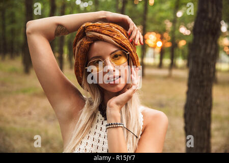 Foto von trendigen hippie Frau mit stilvollen Accessoires, freuen uns beim Spaziergang im Wald Stockfoto