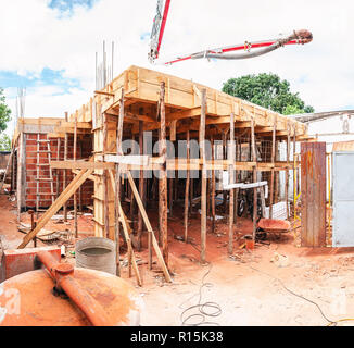 Bau einer gemauerten Haus. Haus aus Ziegel, Stahl Betonstahl und Beton. Die strukturellen Teile eines Hauses. Holz- Support. Stockfoto