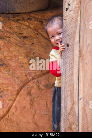 Laotisches Kind aus dem Dorf Bam Phoansa in Laos Stockfoto