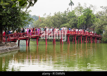 Holz- rot Huc bridge Ngoc Son Tempel voll mit Touristen, die den Hoan Kiem See. Hanoi, Vietnam, Asien Stockfoto