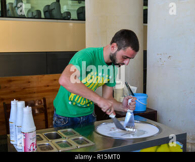 Tiflis, Georgien - 23.September 2018. Ein Mann, der Eis in der Altstadt von Tiflis, Georgien. Stockfoto