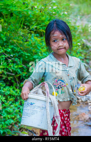 Laotisches Kind aus dem Dorf Bam Phoansa in Laos Stockfoto