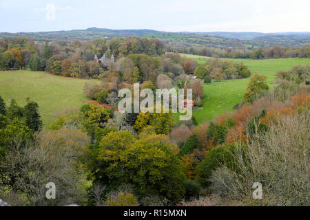 Blick auf die Bäume des Dinefwr Deer Park und Newton House im Herbst von Dinefwr Castle in der Nähe von Llandeilo Carmarthenshire Wales UK KATHY DEWITT Stockfoto