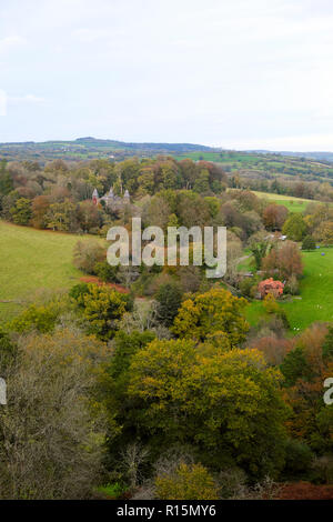 Ein vertikaler Blick auf Dinefwr Deer Park Trees und Newton House im Herbst von Dinefwr Castle in der Nähe von Llandeilo Carmarthenshire Wales UK KATHY DEWITT Stockfoto