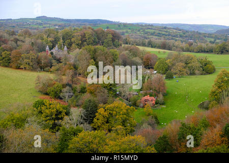 Ein Blick auf die Bäume des Dinefwr Deer Park und Newton House im Herbst vom Dinefwr Castle in der Nähe von Llandeilo Carmarthenshire Wales UK KATHY DEWITT Stockfoto