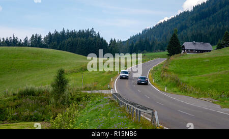 Eine malerische asphaltierte Bergstraße durch die Alpen. Österreich. Stockfoto