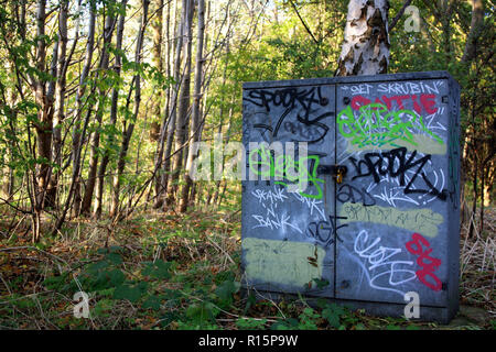 Graffiti überdachten Metallgehäuse Stockfoto