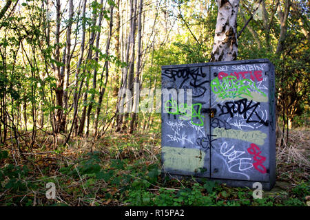 Graffiti überdachten Metallgehäuse Stockfoto