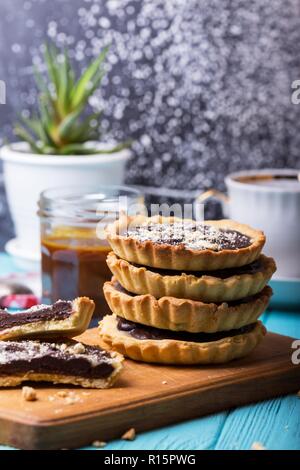 Hausgemachte backen - Törtchen mit gesalzen Karamell und Schokolade Stockfoto