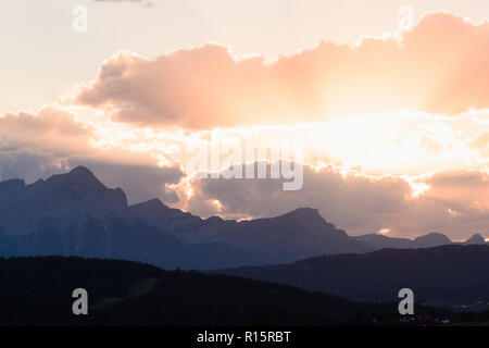 Sun Peaks von hinter den Wolken über Crowsnest Berg und Sieben Schwestern Berg Stockfoto