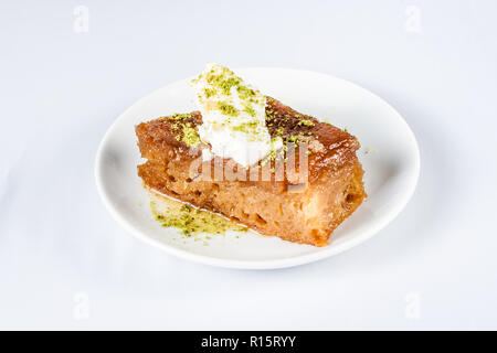 Türkisches dessert Ekmek kadayifi, Brot, Pudding mit Sahne auf Weiß Stockfoto