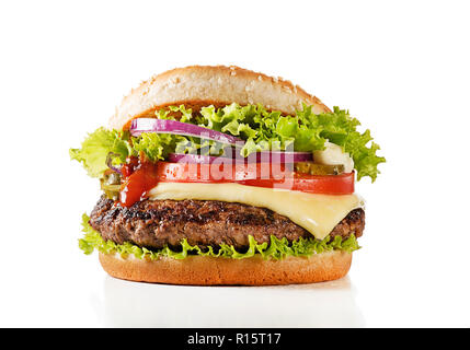 Homemad beefburger oder Burger mit frischem Gemüse und Käse Stockfoto