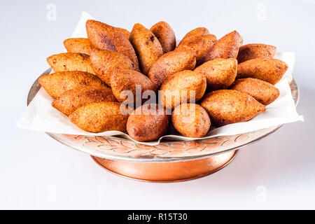 Oruk oder İcli Köfte, gefüllte und gebackene Hackfleischbällchen auf Weiß Stockfoto
