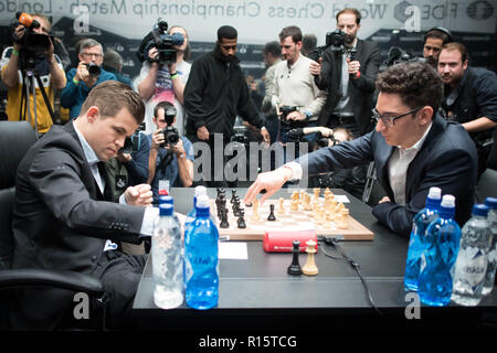 Der amtierende FIDE-Weltmeister Magnus Carlsen (links), verteidigt seinen Titel gegen uns Challenger Fabiano Caruana, während das erste Spiel der FIDE-Meisterschaft an der Hochschule, Southampton Row in Central London. Stockfoto