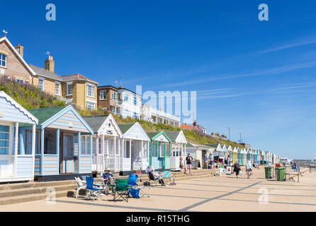 Southwold Beach Huts hell gestrichenen Umkleidekabinen am Strand Urlauber in Southwold Beach North Parade Southwold Suffolk East Anglia England UK GB Europa Stockfoto