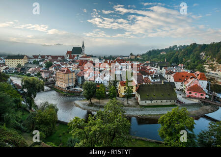 Kirche St. Veit, bunte Häuser und Vltava (Moldau) Fluss, Cesky Krumlov, Tschechische Republik Stockfoto