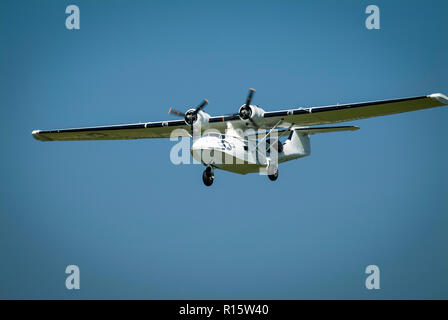 Consolidated PBY Catalina Flugboot in Biggin Hill Airshow zu landen. Stockfoto