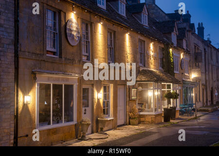 Die alten Bestände Inn in den frühen Herbstmorgen. Verstauen auf der Wold, Gloucestershire, Cotswolds, England Stockfoto