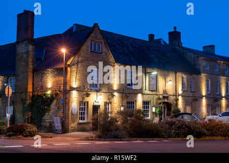 Das White Hart Royal Hotel in den frühen Morgenstunden vor Sonnenaufgang. Moreton in Marsh, Cotswolds, Gloucestershire. Großbritannien Stockfoto