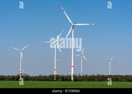 Windenergieanlagen in einem landwirtschaftlich genutzten Gebiet in Deutschland gesehen Stockfoto