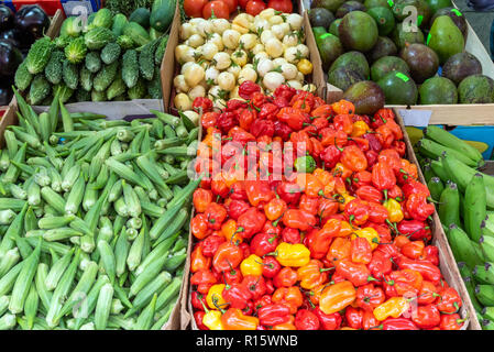 Mini Paprika, Gurken und Erbsen zum Verkauf auf dem Markt Stockfoto