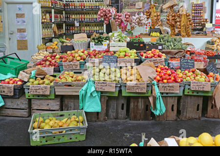 London, Großbritannien, 20. November 2013: Vielzahl von Obst und Gemüse für Verkauf an den Borough Market in London, UK. Stockfoto